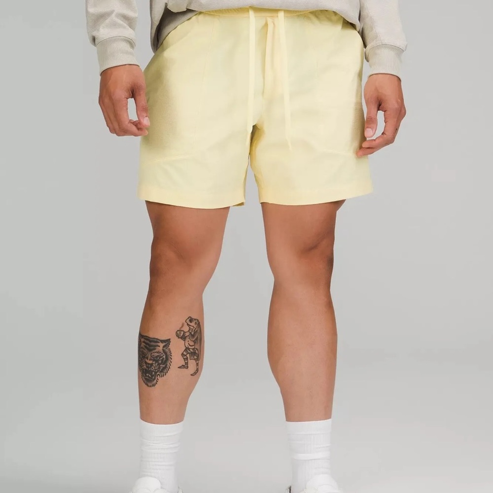 New Lululemon Men’s Bowline Short 5” Large Finch Pale Yellow Shorts
